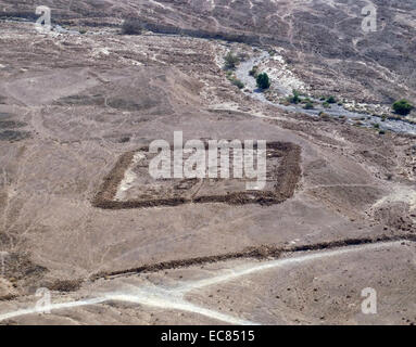 Reste der römischen Forts; umliegende Masada. Masada ist eine alte Festung im südlichen Bezirk von Israel auf eine isolierte Felsplateau am Rande der Judäischen Wüste gelegen; mit Blick auf das Tote Meer. Nach Josephus; die Belagerung von Masada durch Truppen des Römischen Reiches gegen Ende des Ersten Jewish-Roman Krieg endete in den Massenselbstmord der 960 Sikarier Rebellen und ihre Familien dort versteckt. Stockfoto