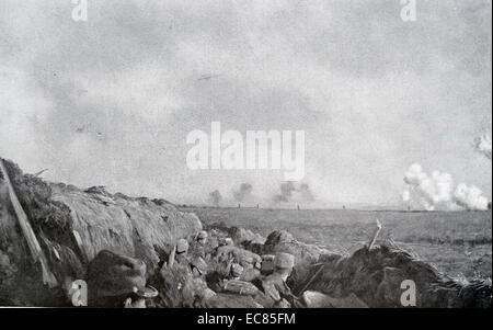 Fotografieren von französischen Soldaten in den Schützengräben während ein Kampf geht weiter. Datiert 1915 Stockfoto