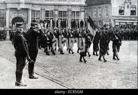 Fotografieren von König Albert i. von Belgien, die Überprüfung der französischer Truppen im ersten Weltkrieg. Datiert 1914 Stockfoto