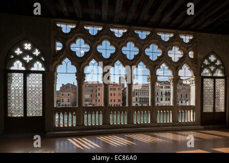 Silhouette der Bögen an der Fassade des Ca'd ' Oro (richtig Palazzo Santa Sofia) Palast, Canal Grande, Venedig, Italien Stockfoto