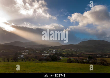 Ardara, County Donegal, Irland. Eine Pause im Sturm als Sonnenlicht Wellen durch Wolken in der West Coast-Dorf. Stockfoto