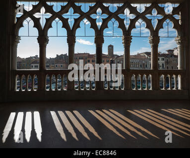 Silhouette der Bögen an der Fassade des Ca'd ' Oro (richtig Palazzo Santa Sofia) Palast, Canal Grande, Venedig, Italien Stockfoto