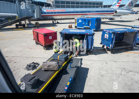 Gepäck verladen auf Amerika, Usa, Flughafen, Flugzeug, chicago Stockfoto