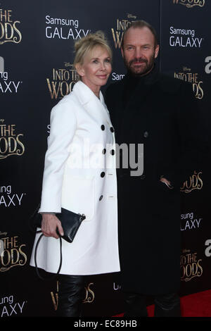 New York, USA. 8. Dezember 2014. Singer Sting (R) und Frau Trudie Styler besuchen Sie die "Into The Woods"-Premiere im Ziegfeld Theatre am 8. Dezember 2014 in New York City. Bildnachweis: Debby Wong/Alamy Live-Nachrichten Stockfoto