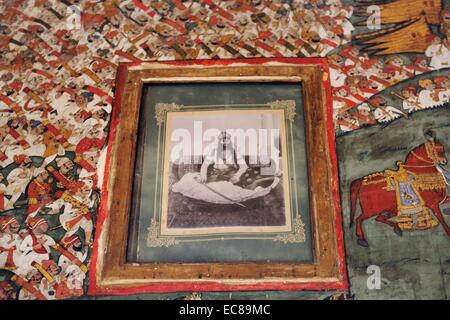 Indien, Rajasthan, Mewar Region, Stadt Bundi Maharaja Zimmer Wandmalereien framing ein Bild des Maharadscha in Garh Palast Stockfoto