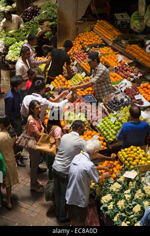 Mauritius, Port Louis, Central Market, Shopper in Frucht-Abschnitt Stockfoto