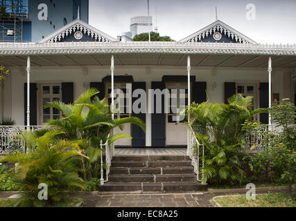 Mauritius, Port Louis, Rue St-Georges, elegante Kolonialzeit Gebäudefassade mit dekorierten Traufe Stockfoto