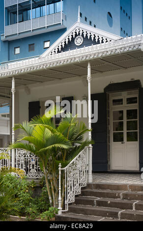 Mauritius, Port Louis, Rue St-Georges, elegante Kolonialzeit Gebäudefassade mit dekorierten Traufe Stockfoto