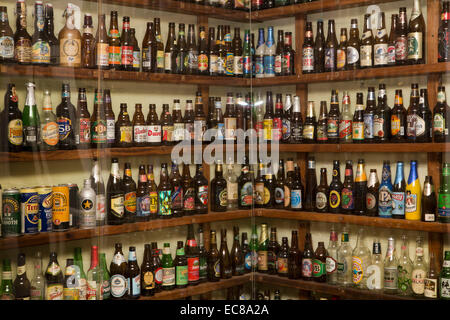 Mauritius, Port Louis, Rue St-Georges, Lambic Bar und Restaurant, Bierflaschen auf dem display Stockfoto