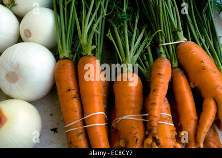 Karotten und weiße Zwiebeln zum Verkauf an einen örtlichen Bauernmarkt in Bloomington, Indiana, USA. Stockfoto