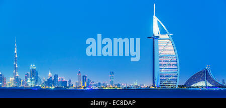 Blick auf Skyline von Dubai bei Nacht, Vereinigte Arabische Emirate. Stockfoto