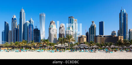 Panoramablick auf der berühmten Wolkenkratzer und Jumeirah Beach in Dubai. VEREINIGTE ARABISCHE EMIRATE Stockfoto