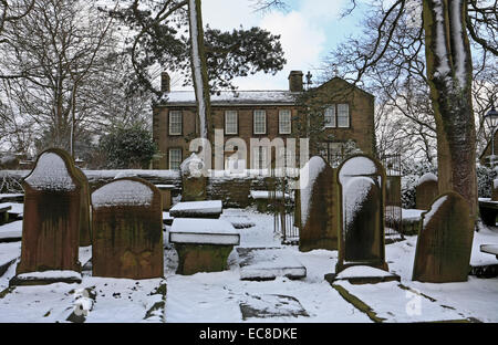 Friedhof im Winter und Bronte Parsonage Museum, Haworth, West Yorkshire, England. Stockfoto