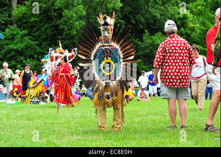 Eingeborene Kanadier teilnehmen in Canada Day Feierlichkeiten in einem Park in London, Ontario. Stockfoto