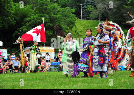 Eingeborene Kanadier teilnehmen in Canada Day Feierlichkeiten in einem Park in London, Ontario. Stockfoto