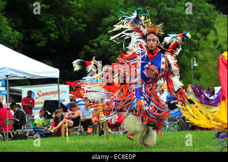 Eingeborene Kanadier teilnehmen in Canada Day Feierlichkeiten in einem Park in London, Ontario. Stockfoto