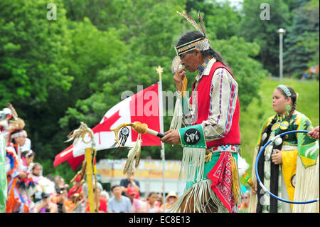 Eingeborene Kanadier teilnehmen in Canada Day Feierlichkeiten in einem Park in London, Ontario. Stockfoto