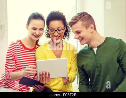 lächelnde Studenten mit Tablet-pc-computer Stockfoto