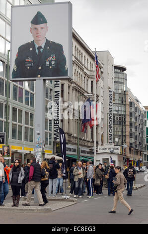 BERLIN, SEPTEMBER 27: Besucher am Checkpoint Charly, der berühmten Grenzübergang zwischen Ost- und West-Berlin zum Zeitpunkt der th Stockfoto