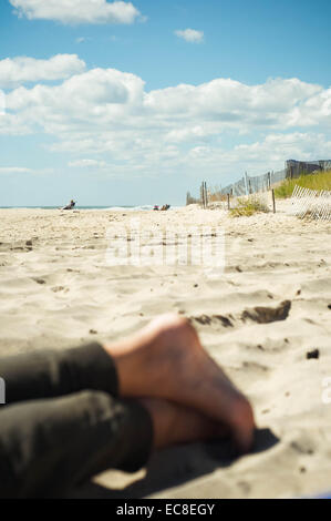 Eine junge kanadische Urlaub in New York saugt die Sonne am Strand von Montauk am letzten offiziellen Tag des Sommers im Norden. Stockfoto