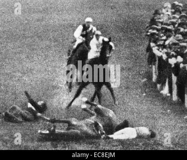 EMILY DAVIDSON (1872-1913) englischen Suffragetten stirbt unter den Hufen der Jockey. ein Pferd im Besitz von König George V während das Epsom Derby 4. Juni 1913 Stockfoto