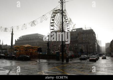 Glasgow, Schottland, Großbritannien. 10. Dezember 2014. UK Wetter: Donner hörte runde Stadtzentrum Straßen als Dark Sky's mit kurze Ausbrüche von starker Sonneneinstrahlung durchsetzt waren. Diese Wolken brachte eine Dunkelheit auf den Straßen der Stadt. Stockfoto