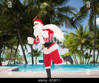 Mann im Kostüm des Weihnachtsmannes mit Tasche Stockfoto