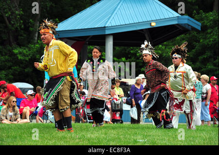 Eingeborene Kanadier teilnehmen in Canada Day Feierlichkeiten in einem Park in London, Ontario. Stockfoto