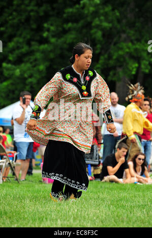 Eingeborene Kanadier teilnehmen in Canada Day Feierlichkeiten in einem Park in London, Ontario. Stockfoto