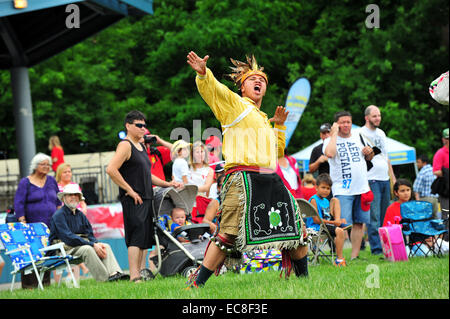 Eingeborene Kanadier teilnehmen in Canada Day Feierlichkeiten in einem Park in London, Ontario. Stockfoto