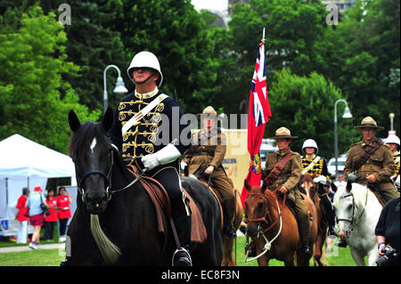 Militärische Reenactors auf dem Pferderücken zu beteiligen in Kanada Day Feierlichkeiten in London, Ontario, Kanada statt. Stockfoto