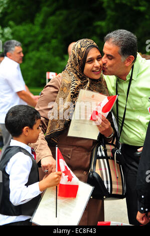 Eine kanadische Familie feiert Kanada übermorgen eine kanadische Staatsbürgerschaft Zeremonie in London, Ontario. Stockfoto