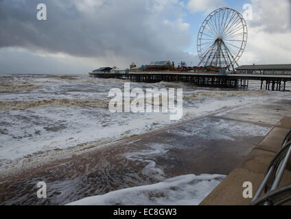 Blackpool, Lancashire, UK. 10. Dezember 2014. Central Pier, Blackpool während Wetter Bombe, 10.12.14 Kredit: Ian Walker/Alamy Live News Stockfoto