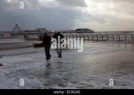 Blackpool, Lancashire, UK. 10. Dezember 2014. Paar auf Blackpool Promenade während Wetter Bombe, 10.12.14 Kredit: Ian Walker/Alamy Live News Stockfoto