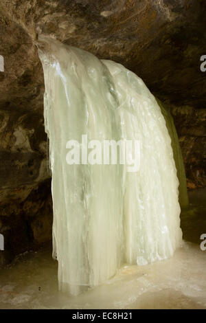 In den Eben Eishöhlen gibt es kleinere Wasserfälle als die Größere Blätter, die normalerweise von außen betrachtet werden Stockfoto