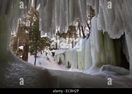 Blick von innen nach außen auf Eben Eishöhle Eben, Michigan Stockfoto