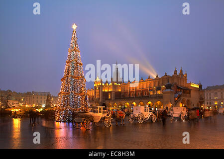 Polen Krakau Weihnachten Markt Rynek Glowny Twilight Stockfoto