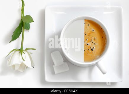 Draufsicht auf eine Tasse Kaffee, isolieren auf weiß Stockfoto