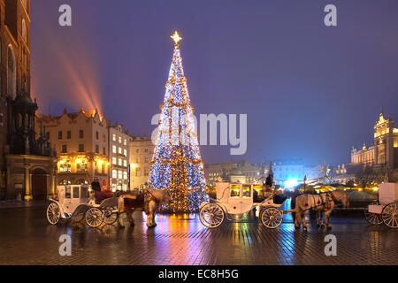 Polen Krakau Weihnachten Markt Rynek Glowny Twilight Stockfoto