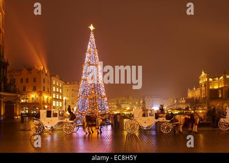 Polen Krakau Weihnachten Markt Rynek Glowny Twilight Stockfoto