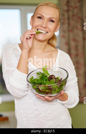 Frau Salat essen Stockfoto