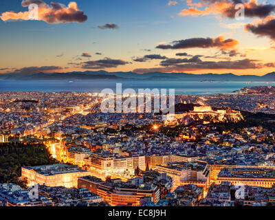 Athen nach Sonnenuntergang mit Blick auf den Parthenon auf der Akropolis, dem Parlament und den Saronischen Inseln in Griechenland Stockfoto