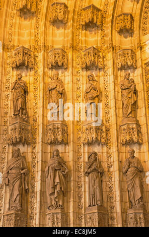 Sevilla - die Statuen der Holys auf dem wichtigsten West-Portal (Puerta De La Asunción) der Kathedrale de Santa Maria De La Sede Stockfoto