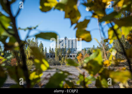 16-geschossigen Mehrfamilienhaus mit Emblem der sowjetischen Ukraine in Pripyat verlassene Stadt, Sperrzone von Tschernobyl, Ukraine Stockfoto