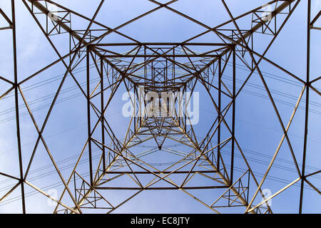 Unter einem Strommast, nach oben durch die Mitte Stockfoto