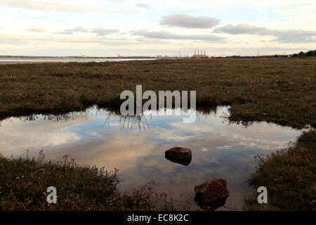 Blick über die Mündung des Flusses Dee aus Flint, in Richtung des Connah Quay, Flintshire, North Wales, UK Stockfoto