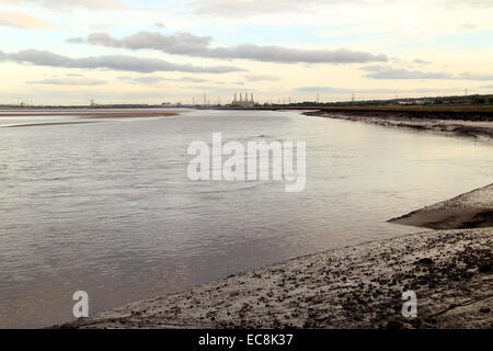 Blick über die Mündung des Flusses Dee, aus Feuerstein in Richtung Connah Kai, Flintshire, North Wales, UK Stockfoto