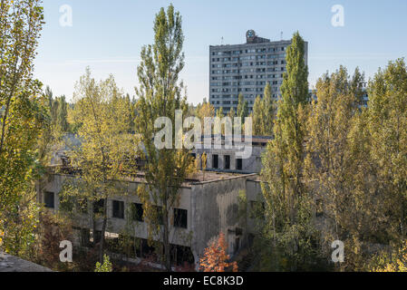 16-geschossigen Mehrfamilienhaus mit Emblem der sowjetischen Ukraine in Pripyat verlassene Stadt, Sperrzone von Tschernobyl, Ukraine Stockfoto