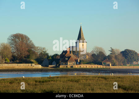 Bosham Kirche. Heilige Dreiheit-Kirche in das malerische Dorf. Blick über den Hafen an einem Wintertag. Stockfoto