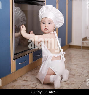 Baby-Chef kocht im Ofen Essen Stockfoto